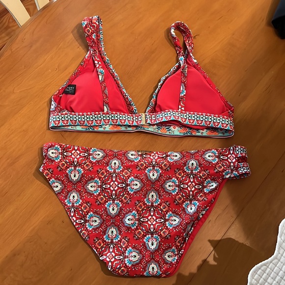 Gorgeous red bikini - Picture 2 of 2